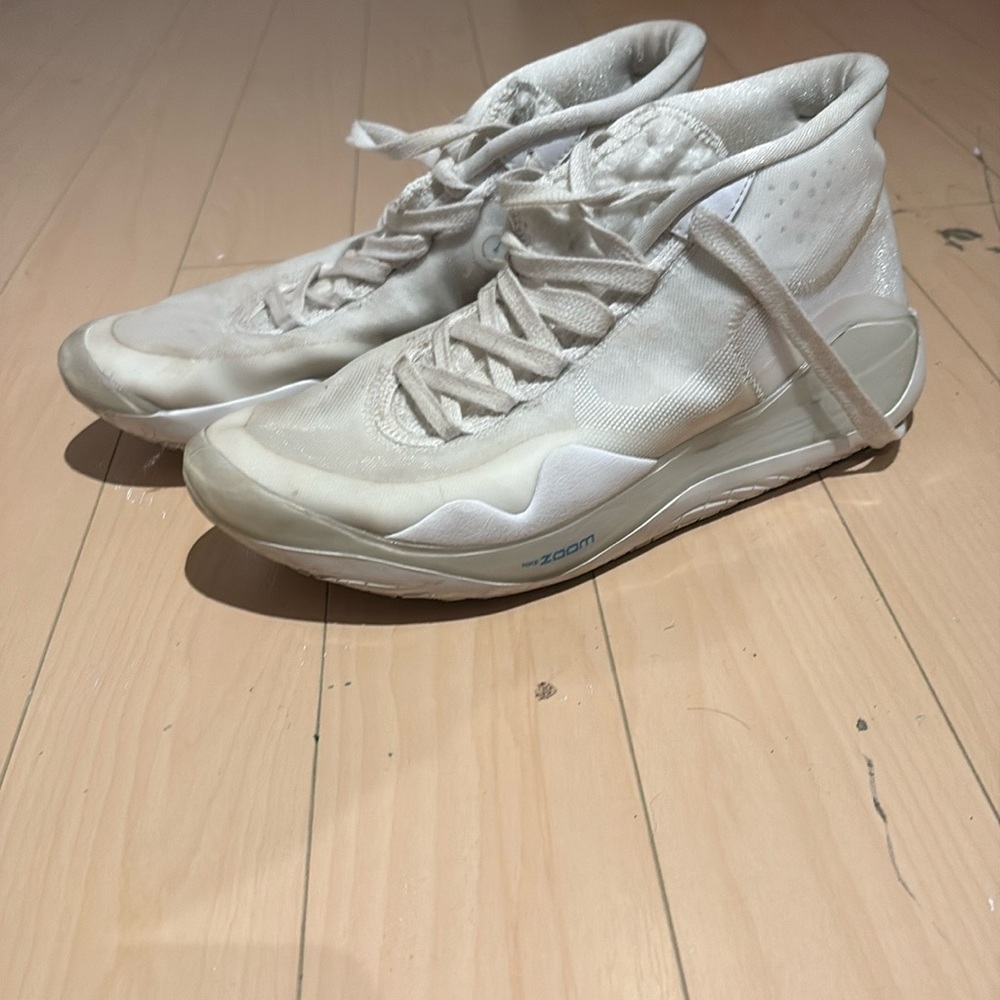 KD ALL WHITE BASKETBALL SHOE